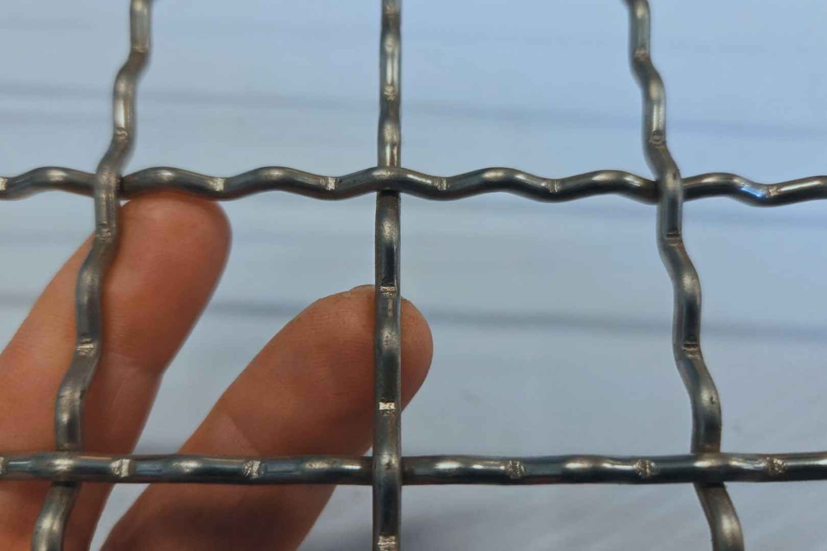 Intermediate crimped gevlochten metaalgaas met intervalvergrendeling van de draden