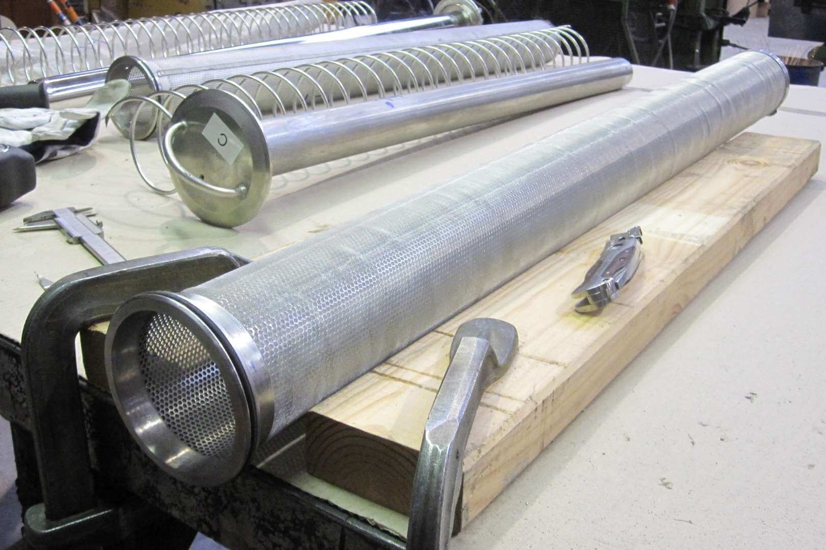 Hersteldienst en revisie van industriële filters en metalen filterelementen in een technische werkplaats