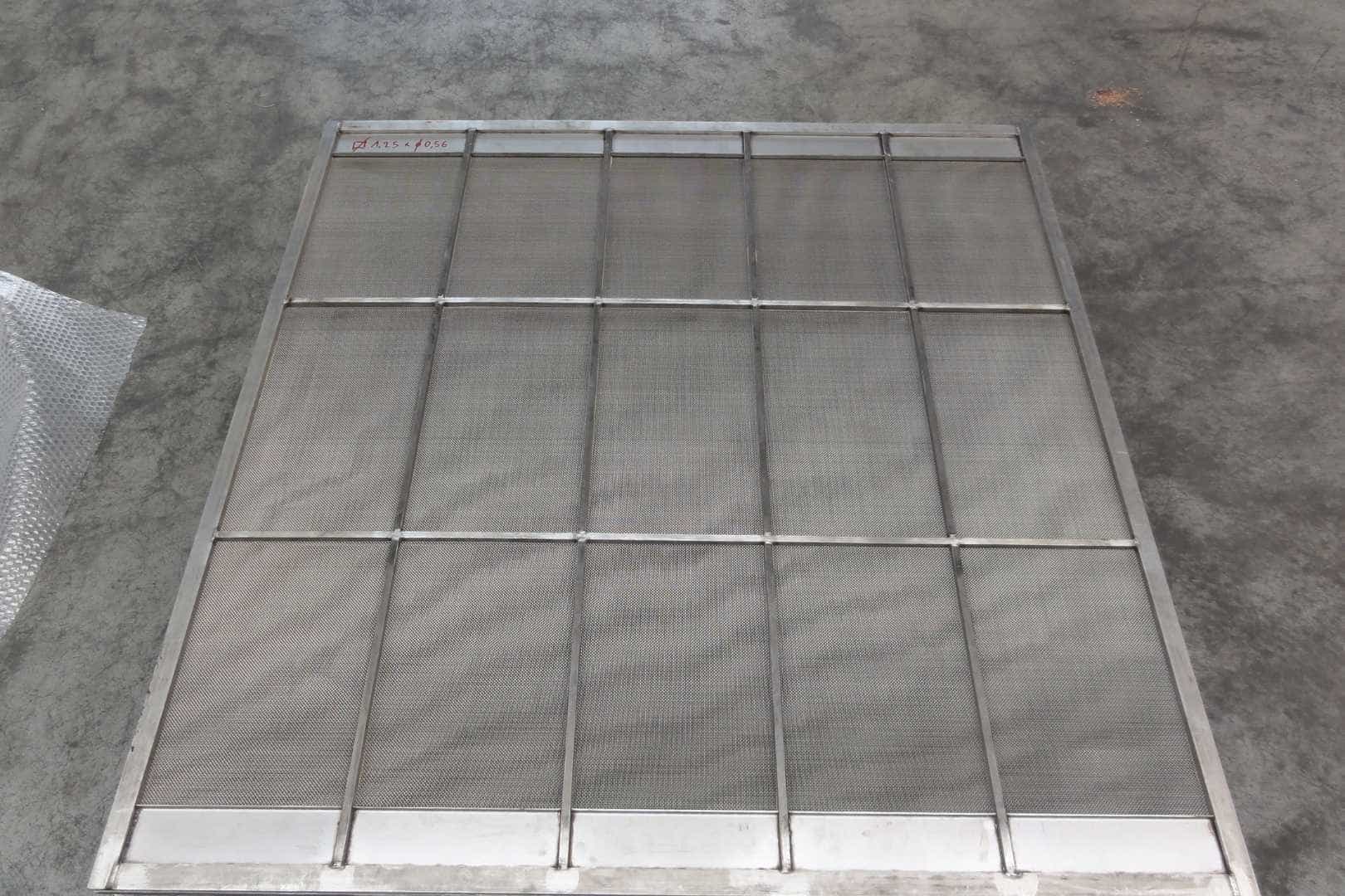 RVS zeefgaas nauwkeurig opgespannen in metalen zeefraam