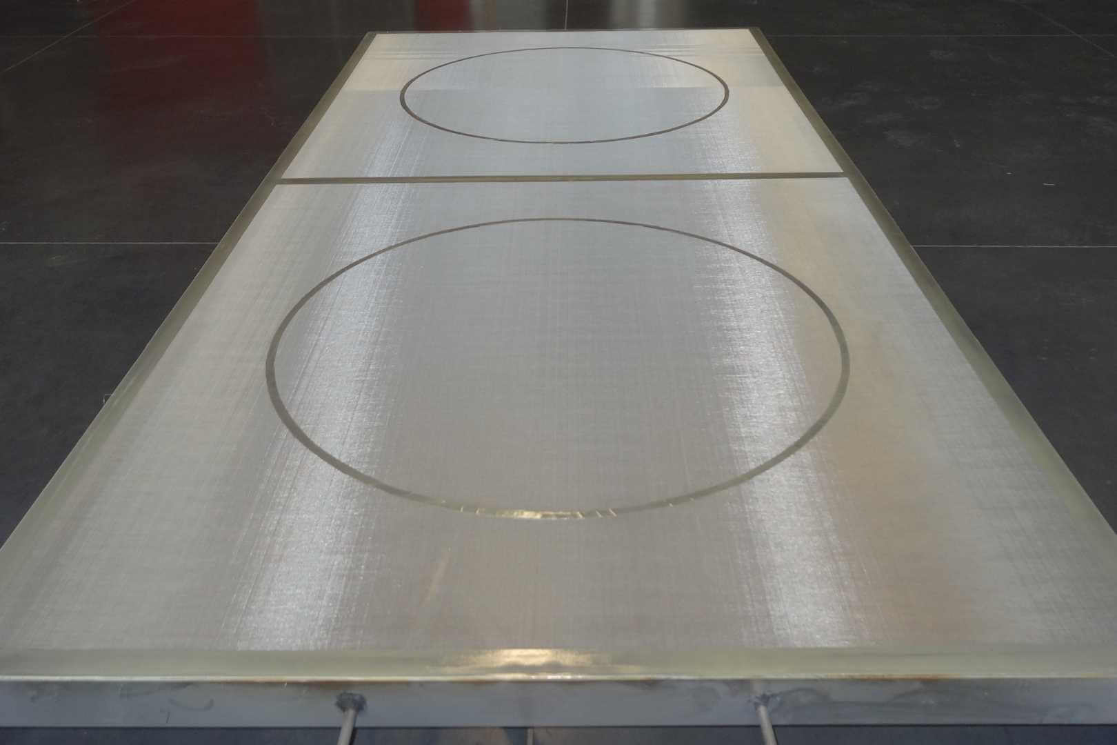 Herbespannen zeefraam met nieuw filtergaas in de werkplaats te Lokeren