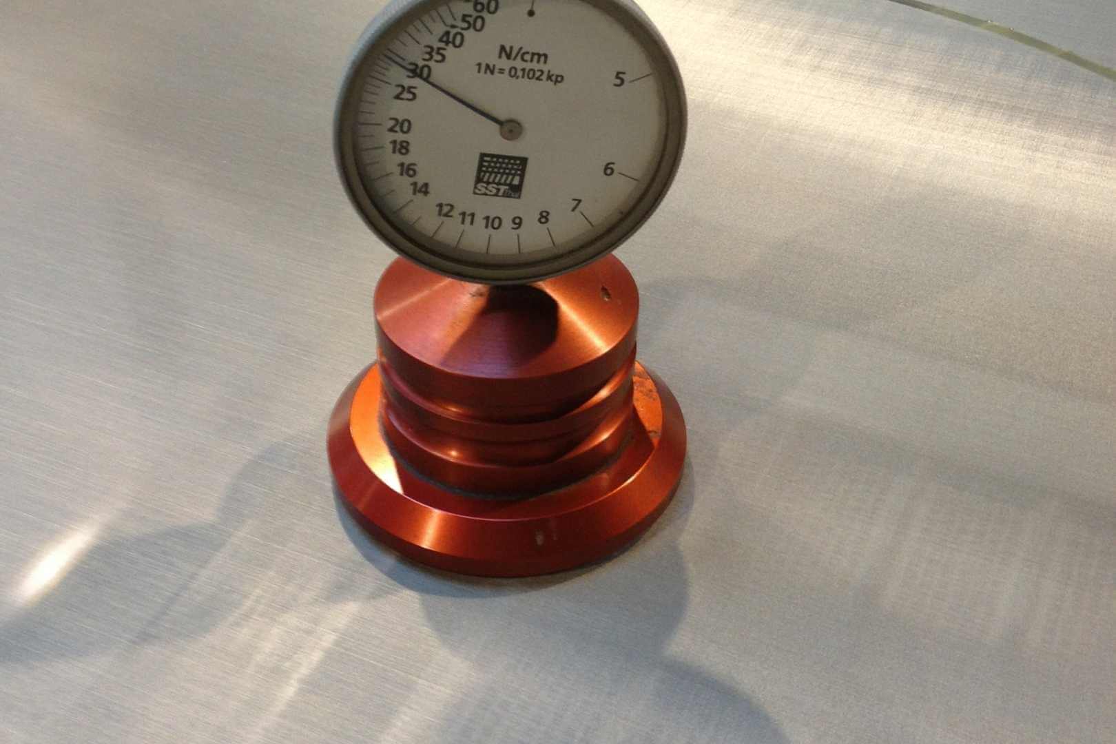 Filtergaas vervangen bij een zeefring onder de juiste spanning