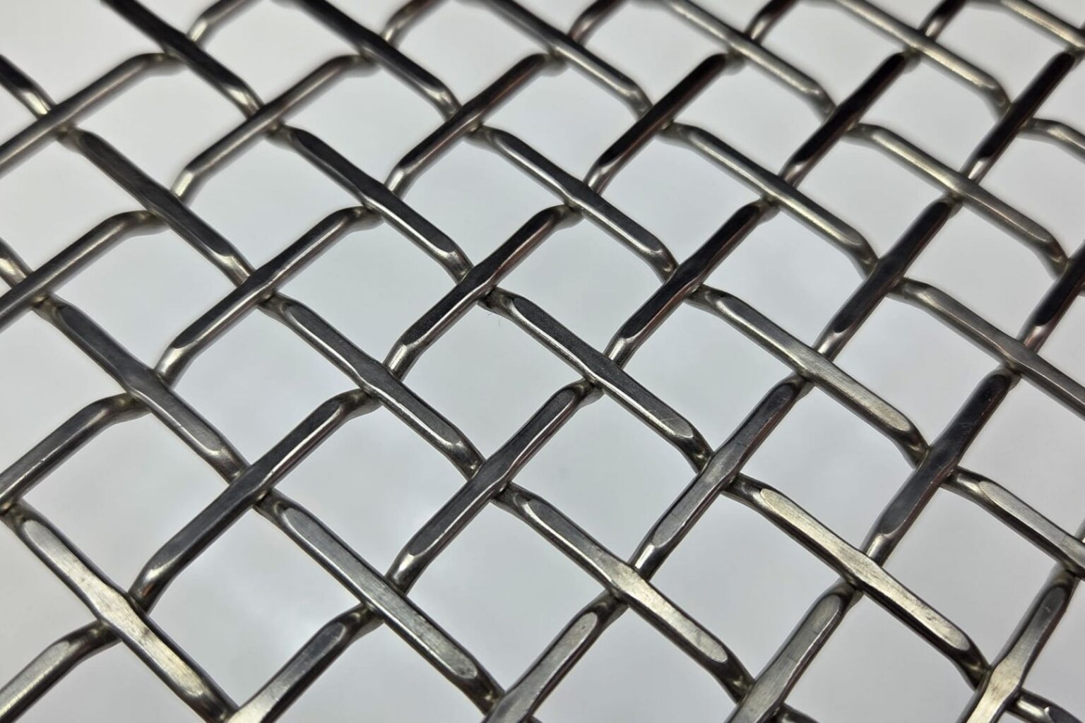Detailfoto van flat top voorgolfd gevlochten rooster met vierkante mazen voor industriële roosters, zeefgaas en maatwerktoepassingen.