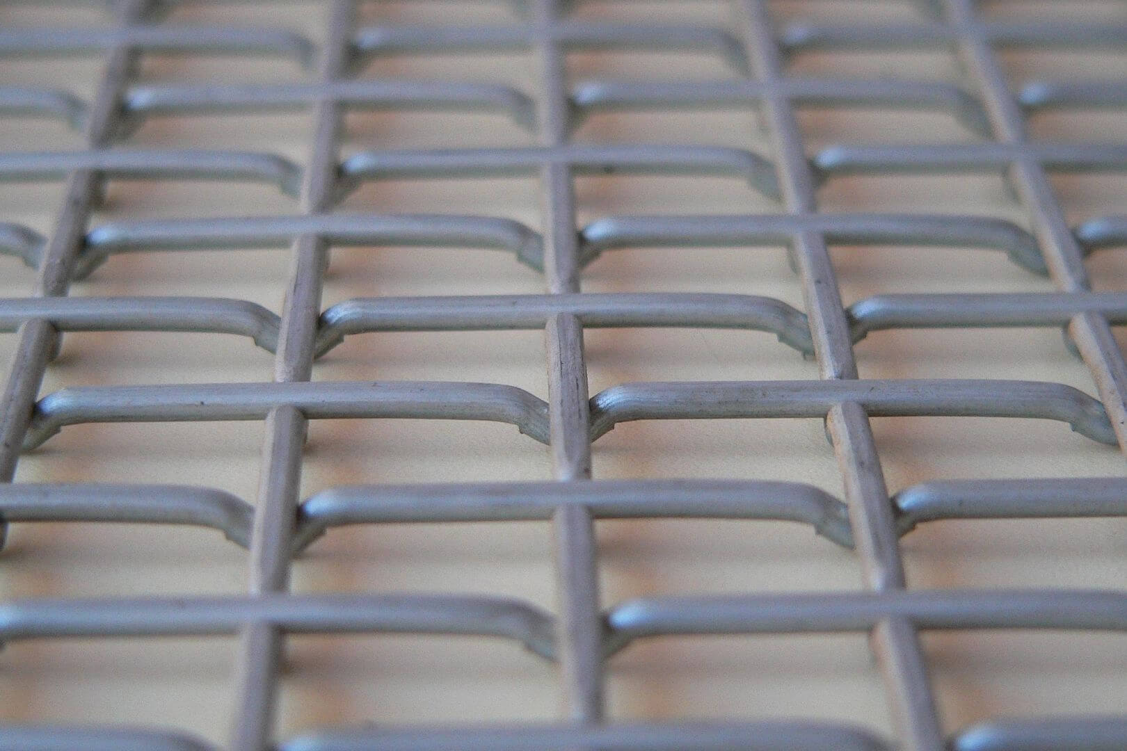 Close-up van flat top voorgolfd gevlochten rooster met zware metalen draden voor industriële roosters, zeefgaas en maatwerktoepassingen.