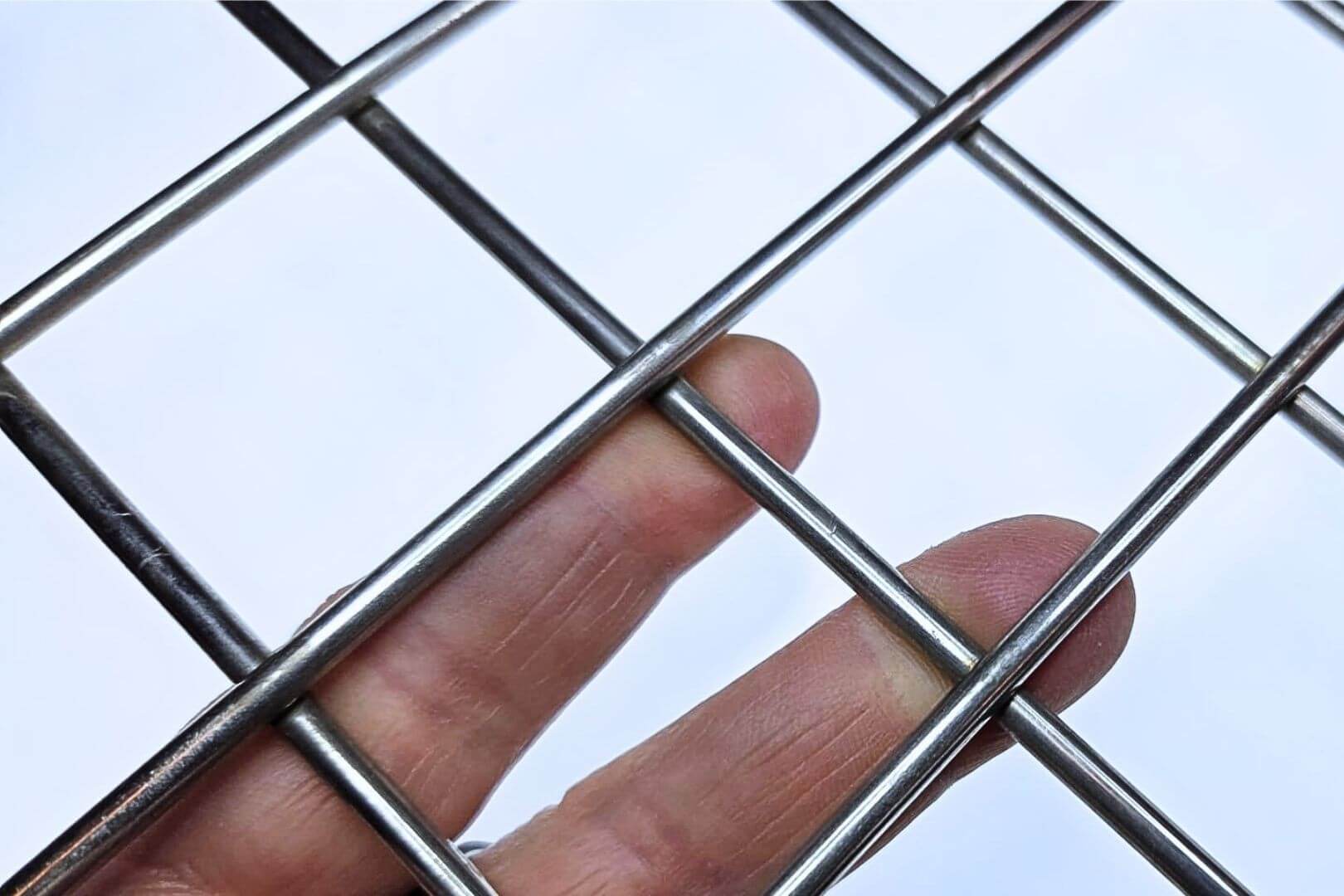 Detailfoto van gepuntlast gaas met ronde metalen draden voor roosters, afscherming en maatwerkconstructies.