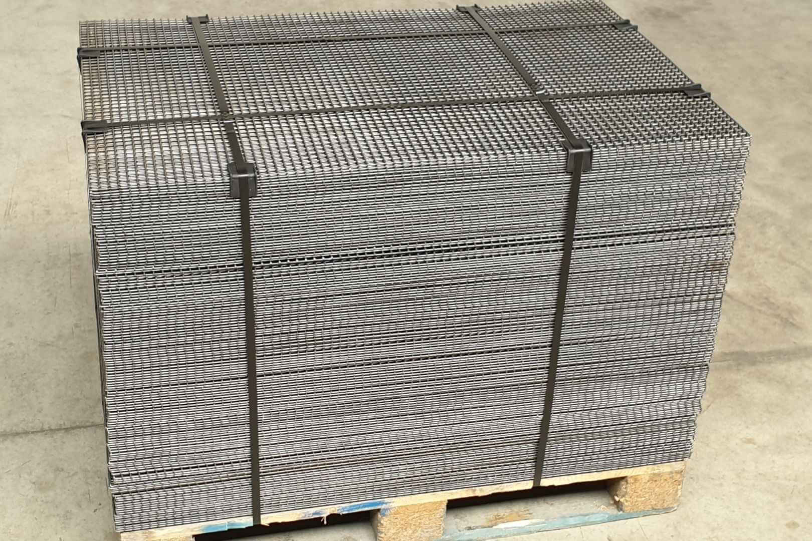 Gebundelde gepuntlaste metalen roosters en gelast gaas voor industriële toepassingen, afscherming en maatwerkconstructies.