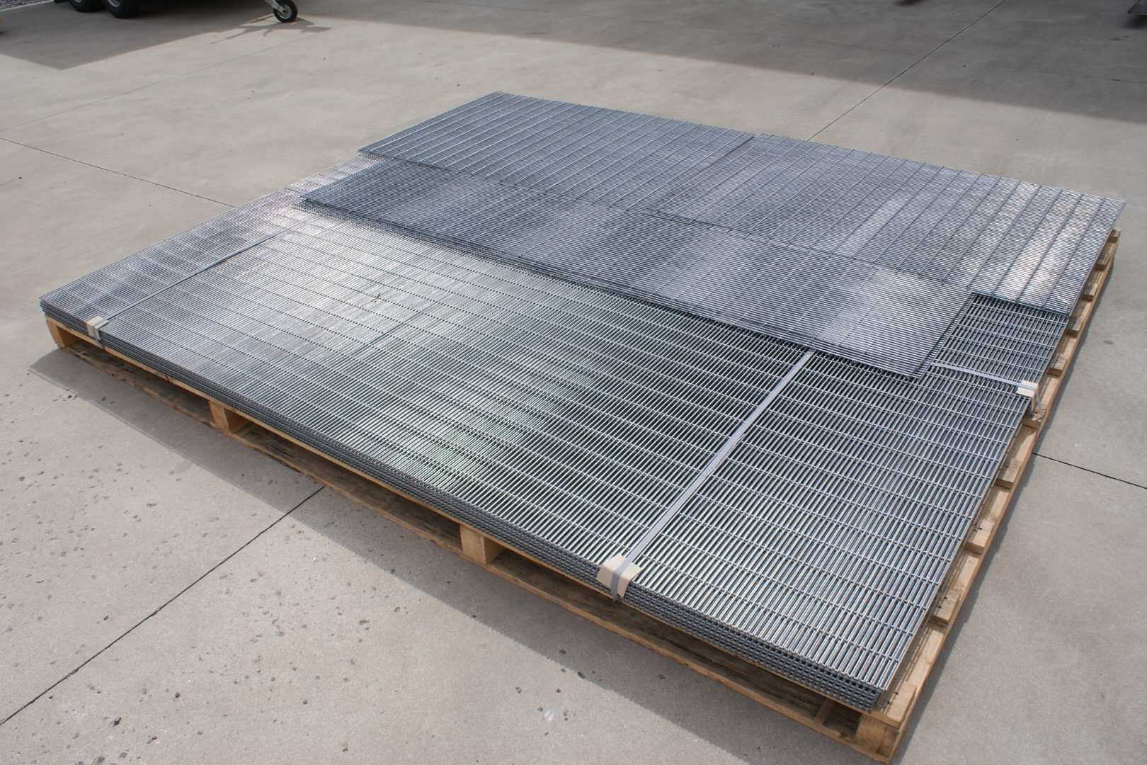 Gepuntlaste metalen roosters en gelast gaas op pallet voor industriële toepassingen, afscherming en maatwerkconstructies.