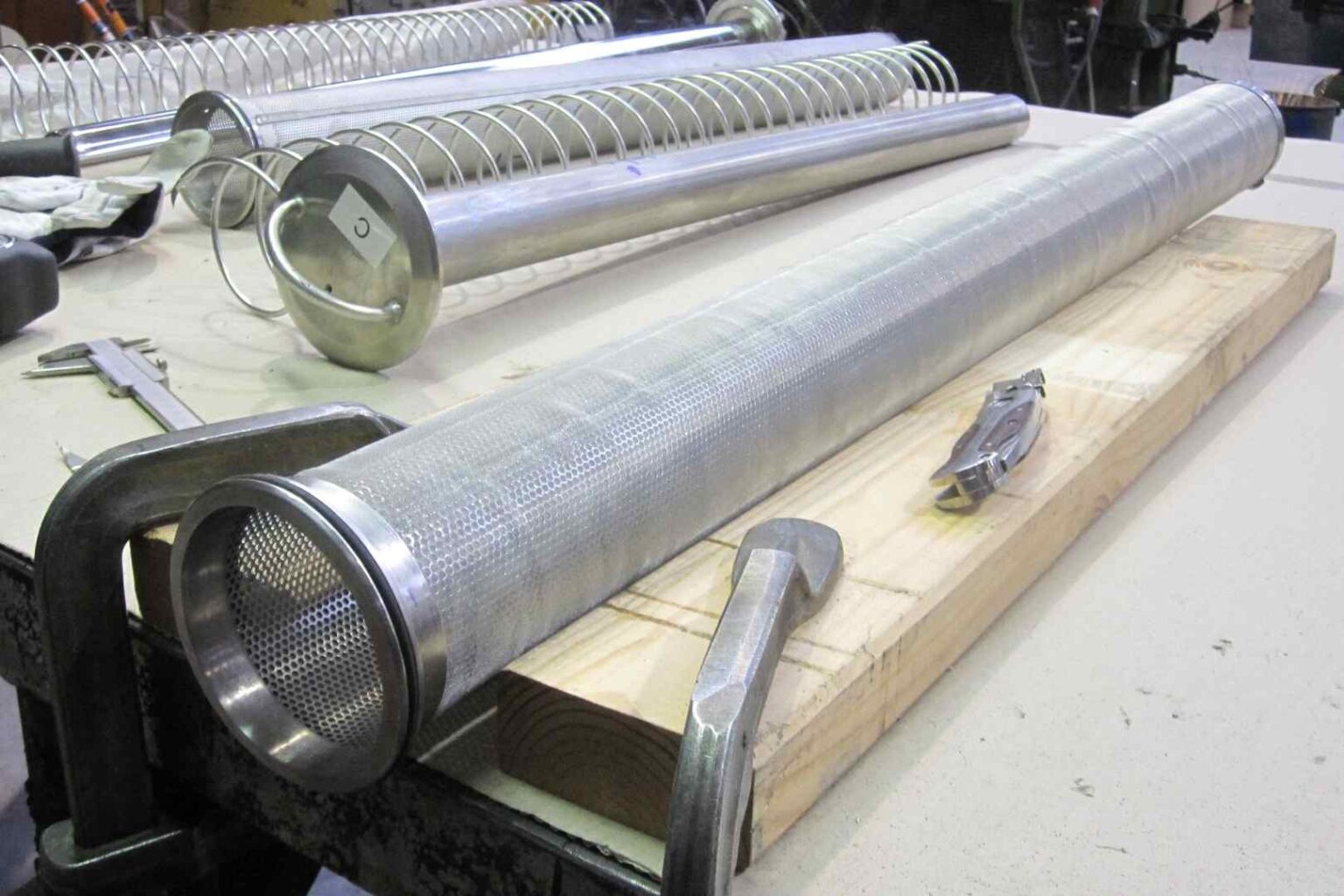 Cilindrische industriële filterelementen met geweven filtergaas voor filtratie van vloeistoffen, gassen en procesmedia.