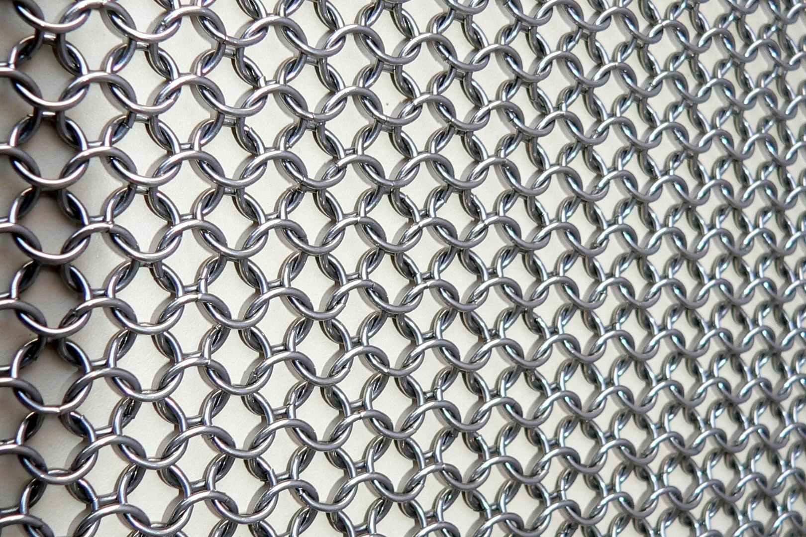 Close-up van maliënkolder in RVS ringen voor architecturale toepassingen, decoratieve afscheiding en afscherming