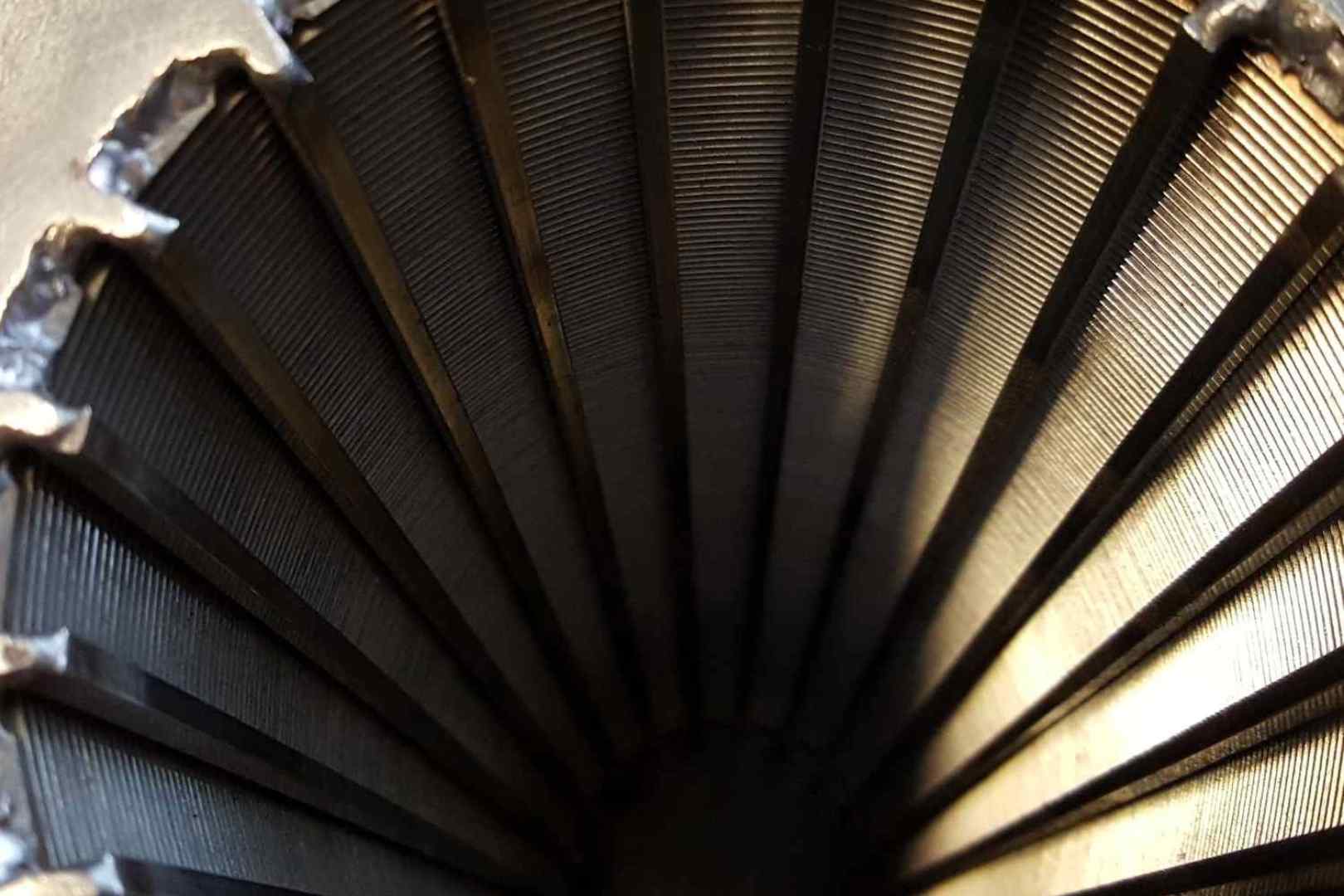 Gebogen spleetzeef met fijne sleuven voor industriële filtratie en materiaalafscheiding