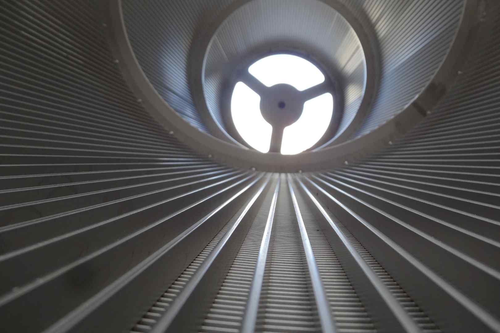 Binnenaanzicht van een trommelzeef met cilindrische spleetzeef voor industriële filtratie en materiaalafscheiding
