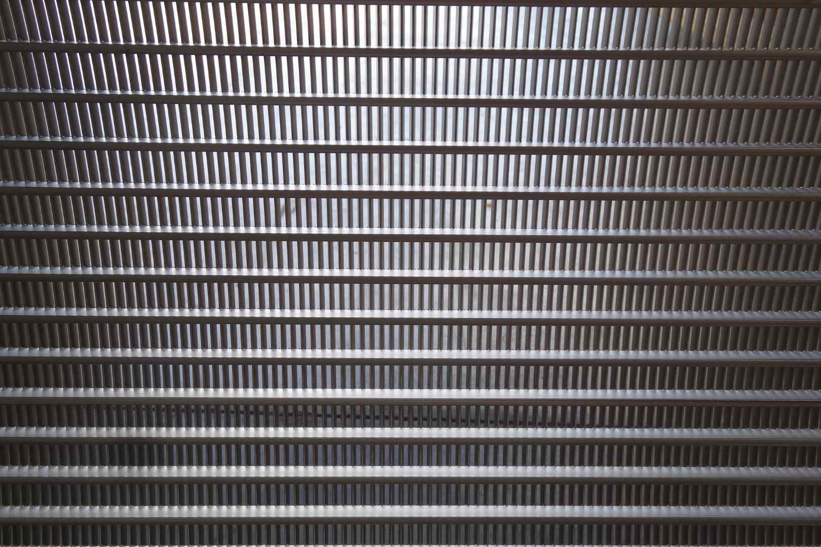 Spleetzeefpaneel met verticale sleuven en horizontale steunprofielen voor industriële filtratie en materiaalafscheiding