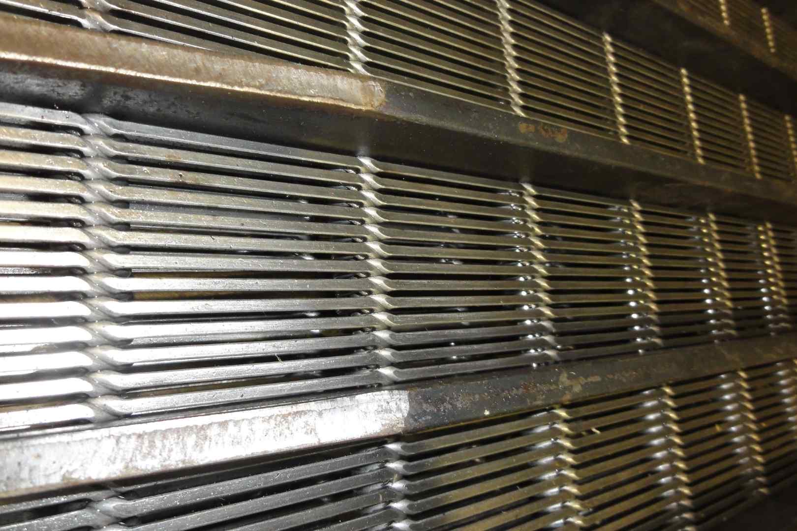 Close-up van een spleetzeef met versterkingsprofielen voor industriële filtratie en materiaalafscheiding