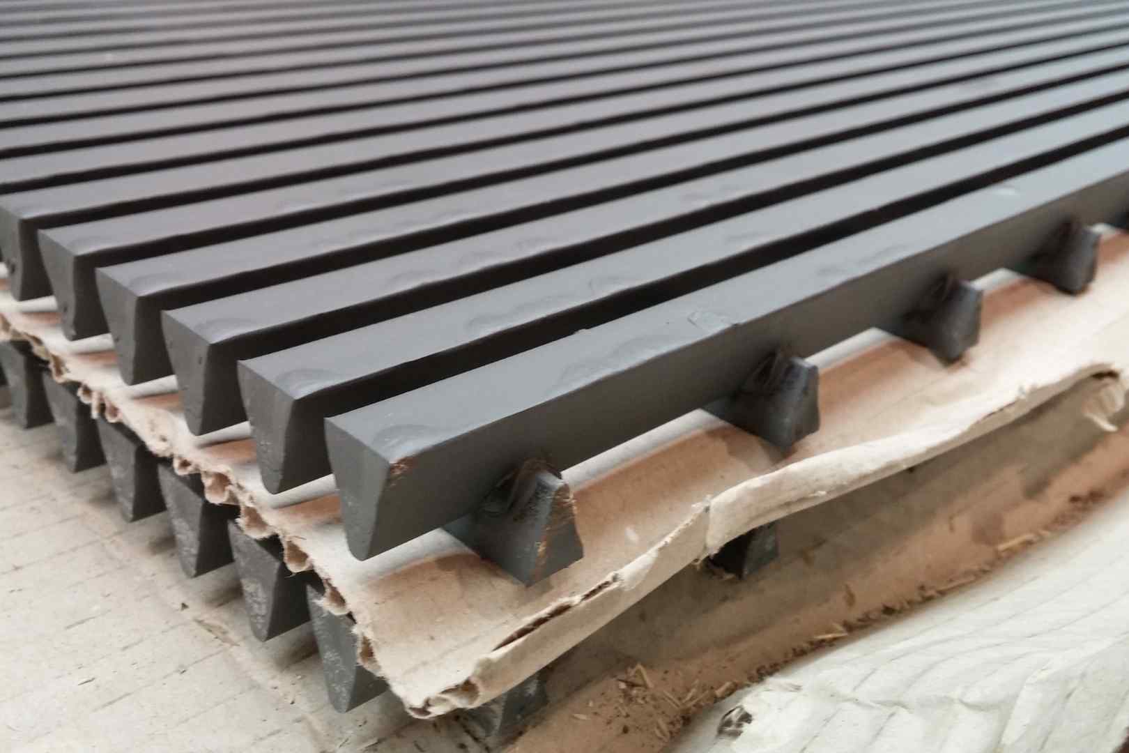 Metalen spijlenrooster met zware parallelle spijlen voor industriële zeving en materiaalafscheiding