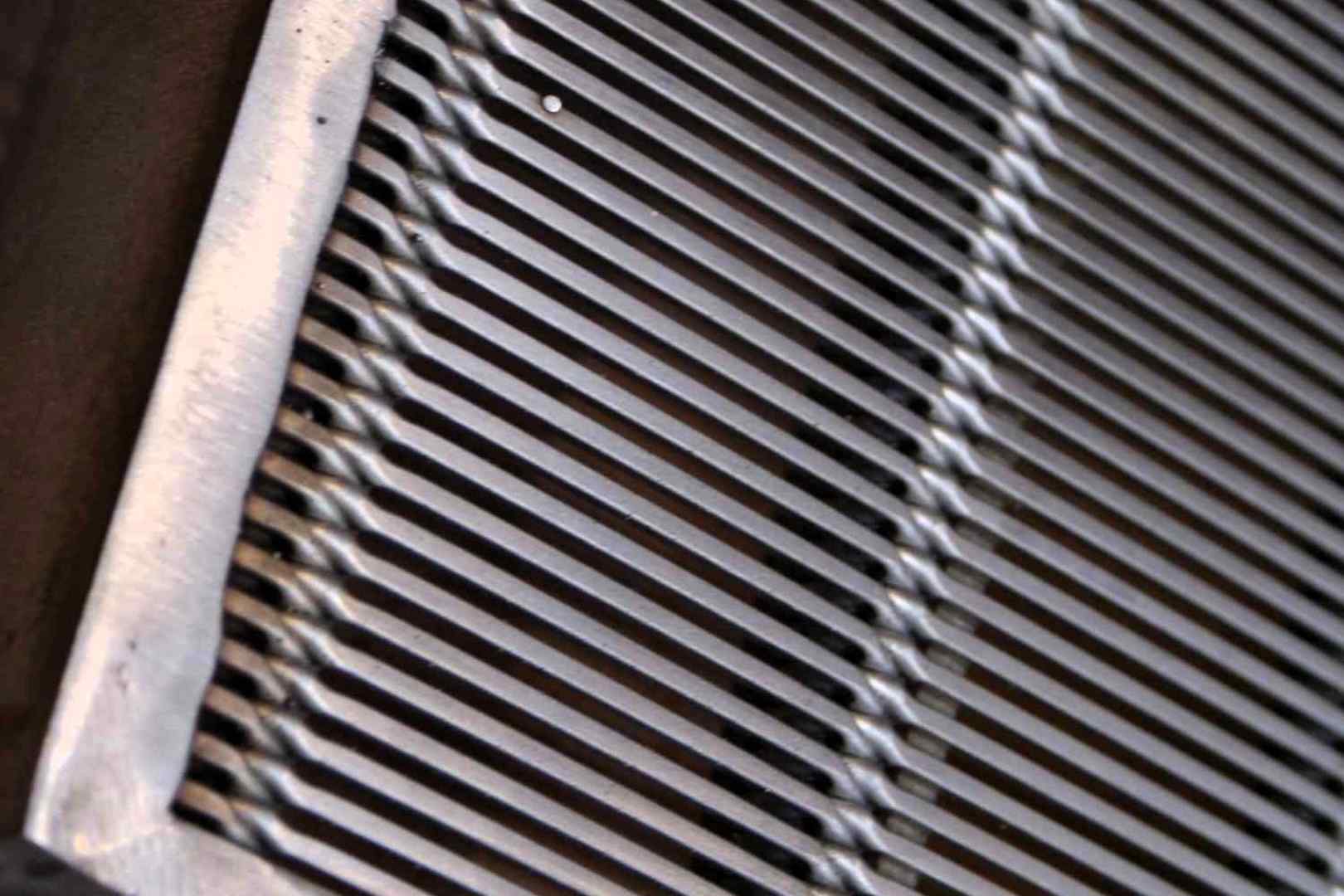 Close-up van een spleetzeef met versterkte sleufstructuur voor industriële filtratie en materiaalafscheiding