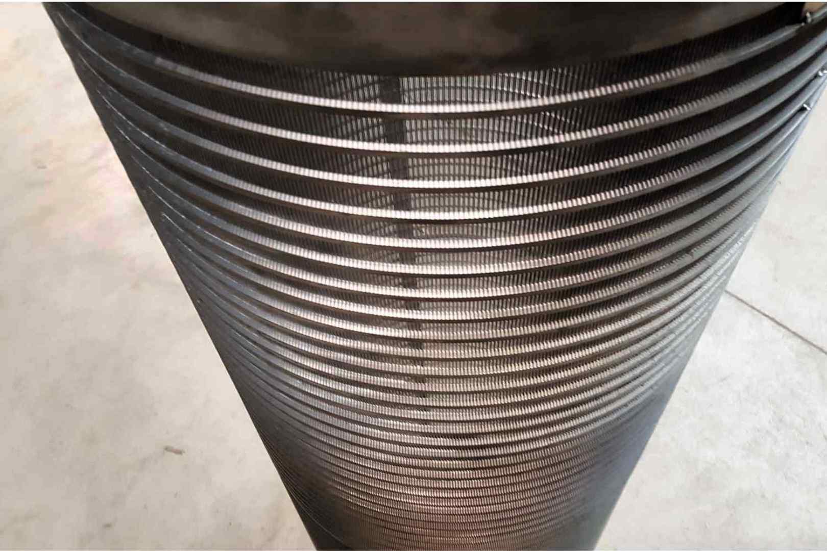 Tamis à fentes avec ouvertures fines pour filtration industrielle et séparation des matériaux