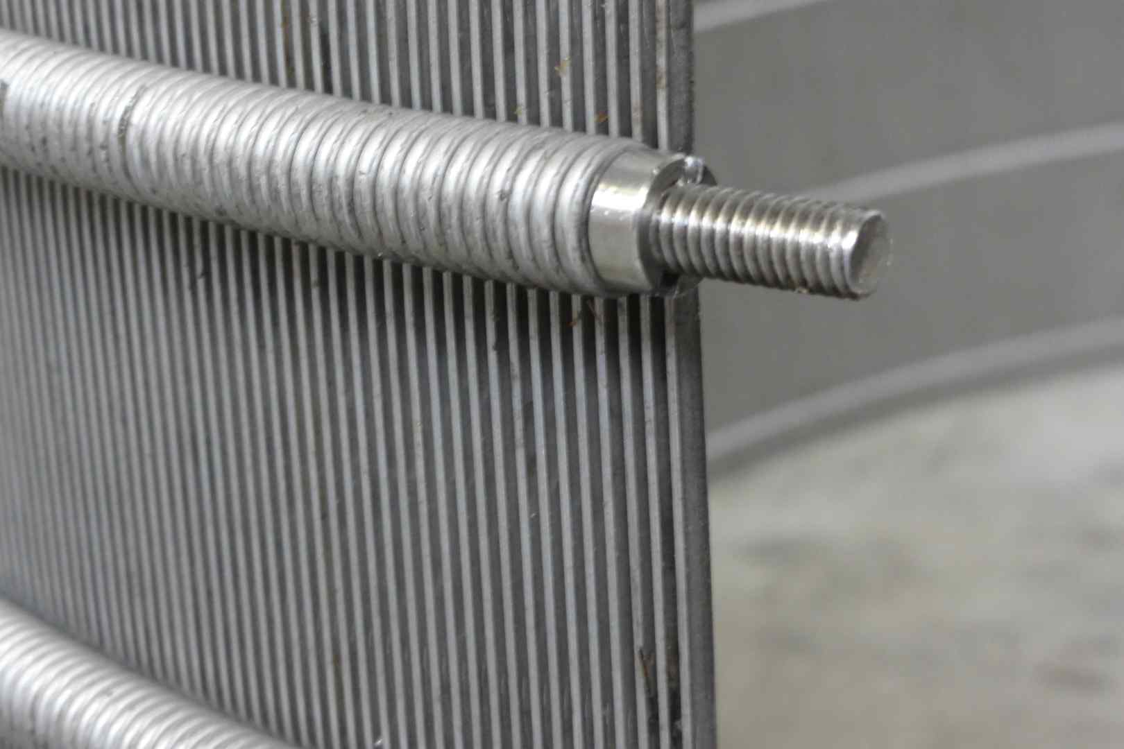 Close-up van een spleetzeef met bevestigingsstang voor industriële filtratie en zeefbochten