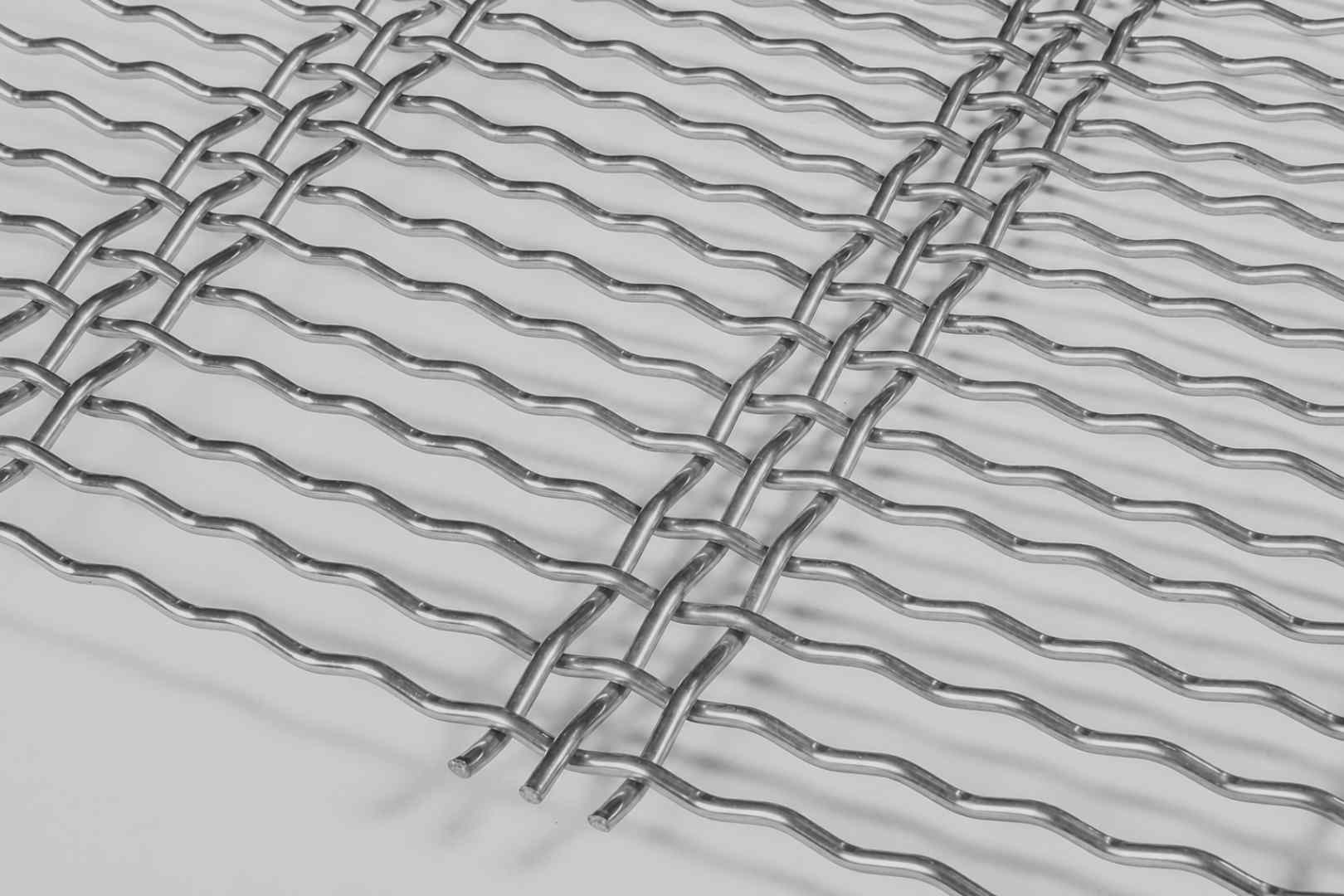 Close-up van gegolfd geweven zeefgaas in metaal voor industriële zeving en materiaalafscheiding