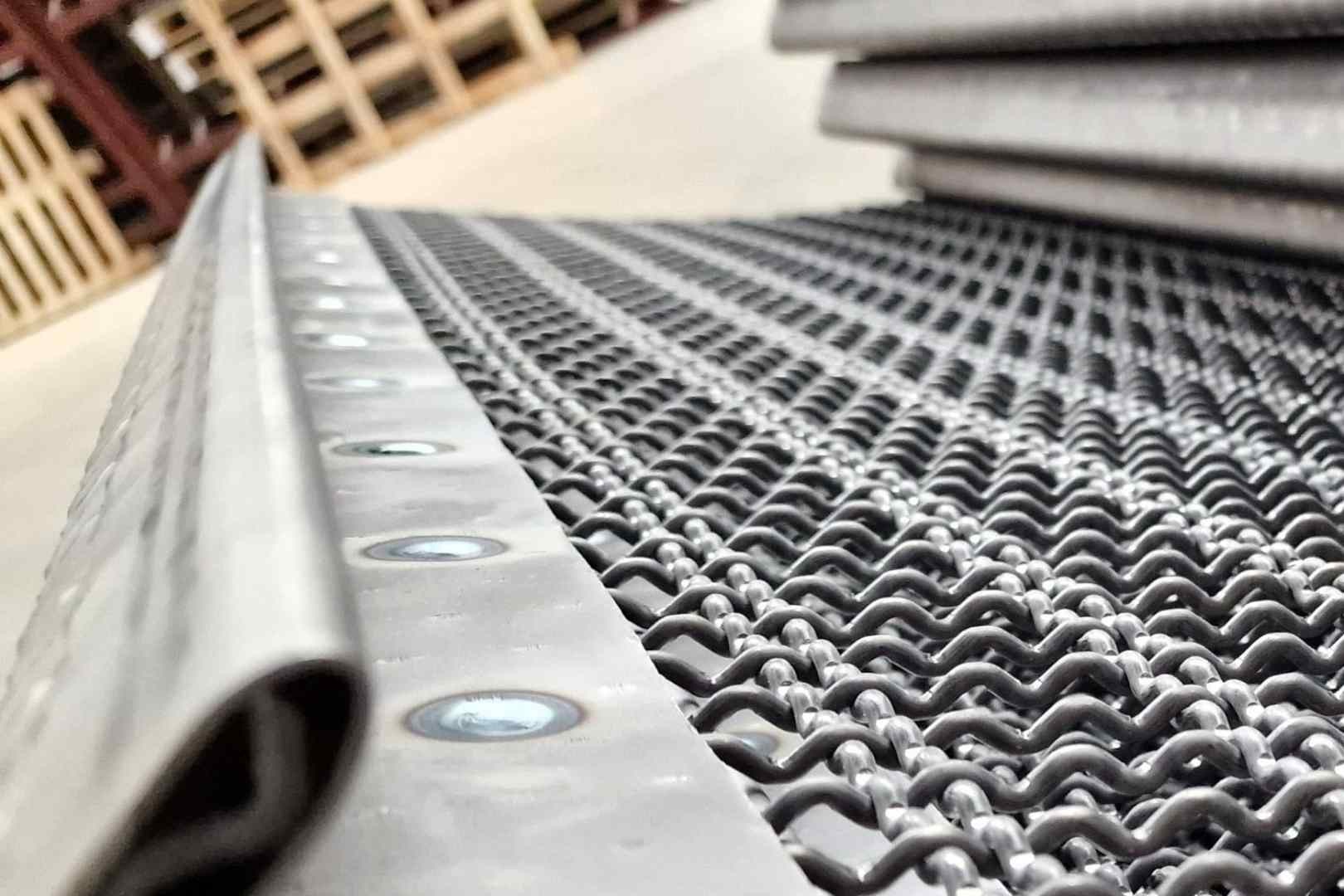 Zeefdek met gegolfd zeefgaas en metalen bevestigingsrand voor industriële zeving en materiaalafscheiding