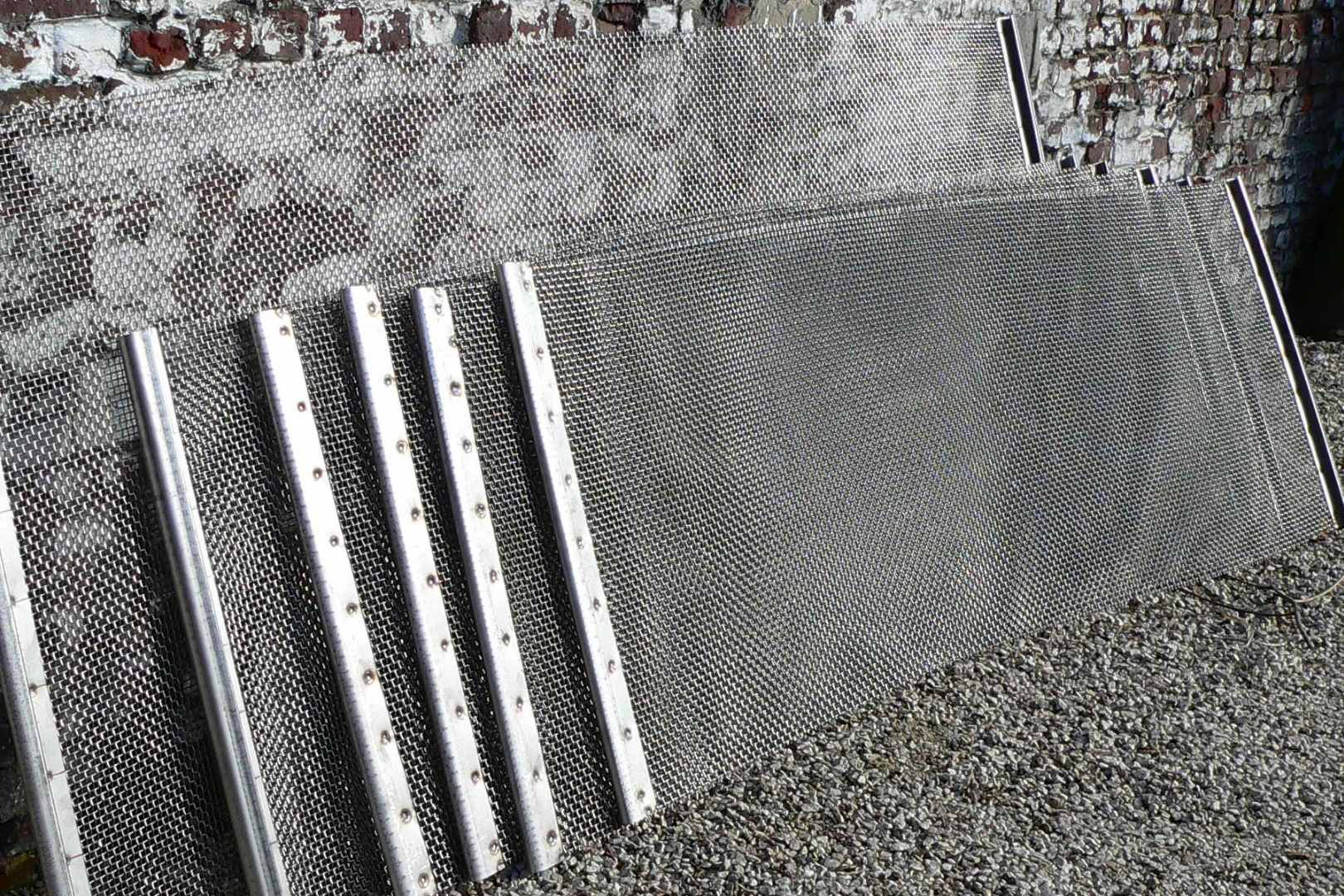 Zeefdek met geweven zeefgaas en metalen bevestigingsprofielen voor industriële zeving en materiaalafscheiding
