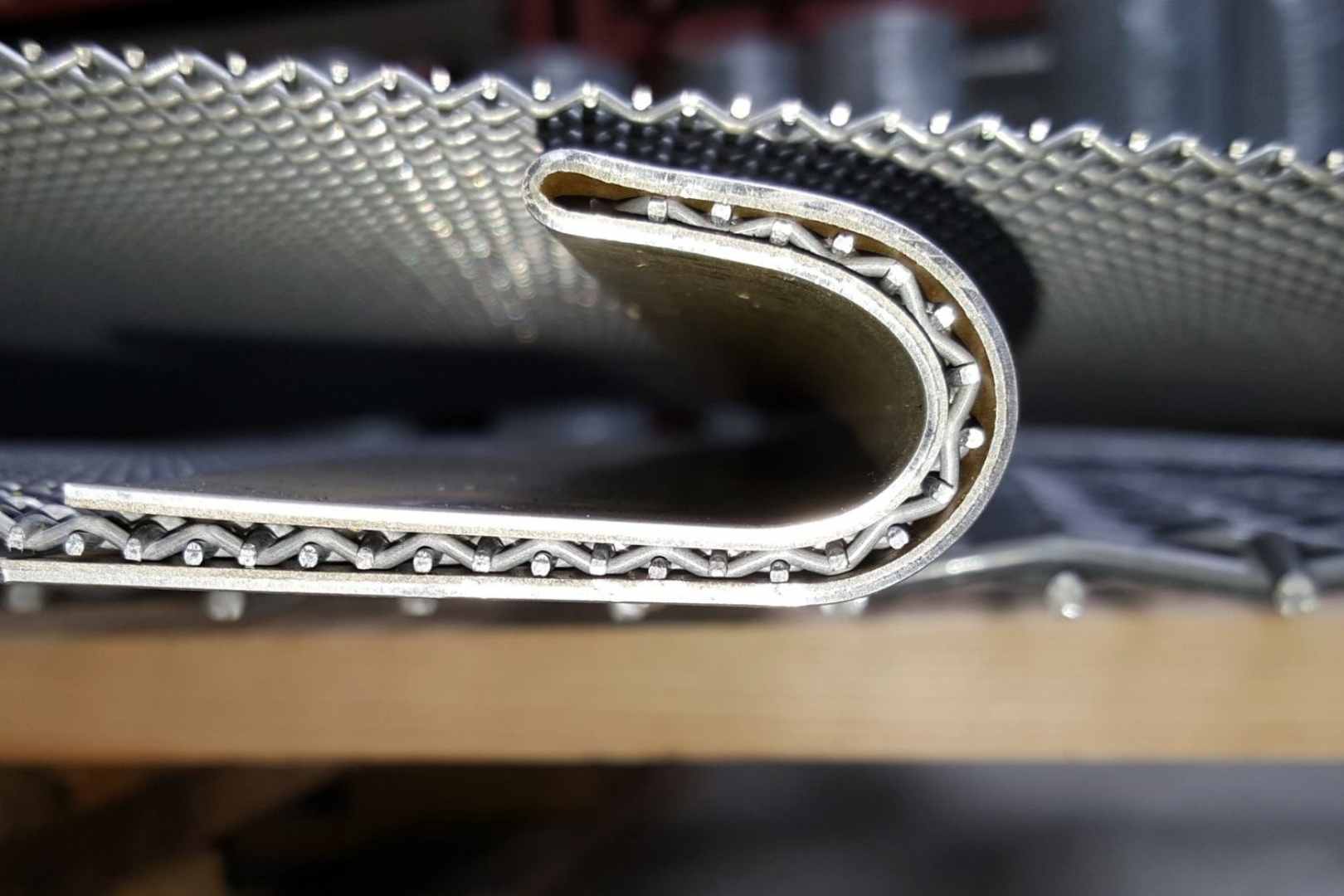 Detail van een spanzeef met geplooide afwerkingshaak en geweven zeefgaas voor industriële zeving