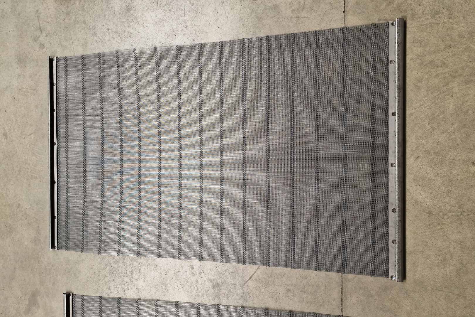 Spanzeef met fijn geweven zeefgaas en metalen bevestigingsprofielen voor industriële zeving en materiaalafscheiding
